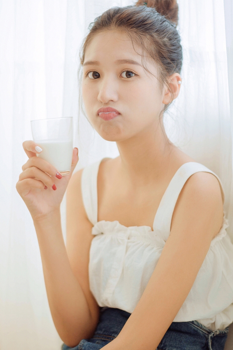 牛仔背带裤美女吊带香肩私房照