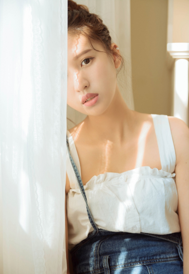 牛仔背带裤美女吊带香肩私房照