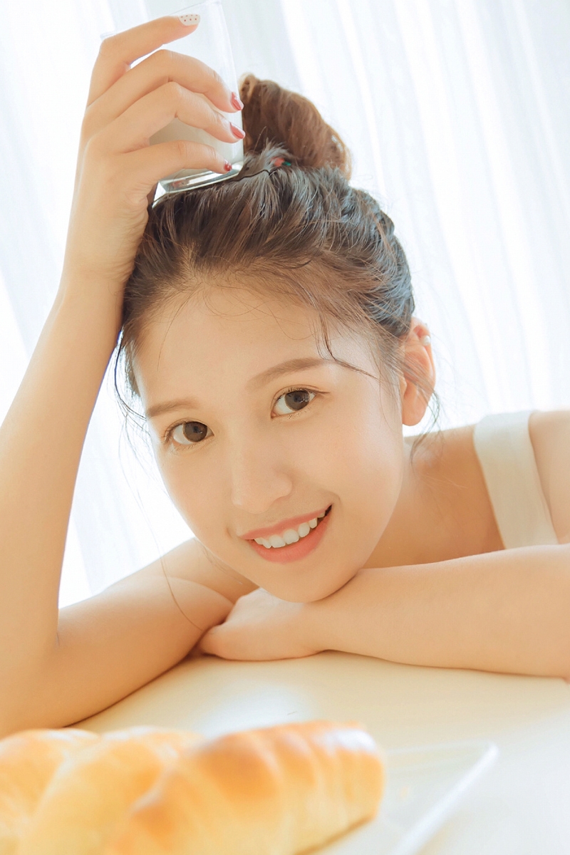 牛仔背带裤美女吊带香肩私房照