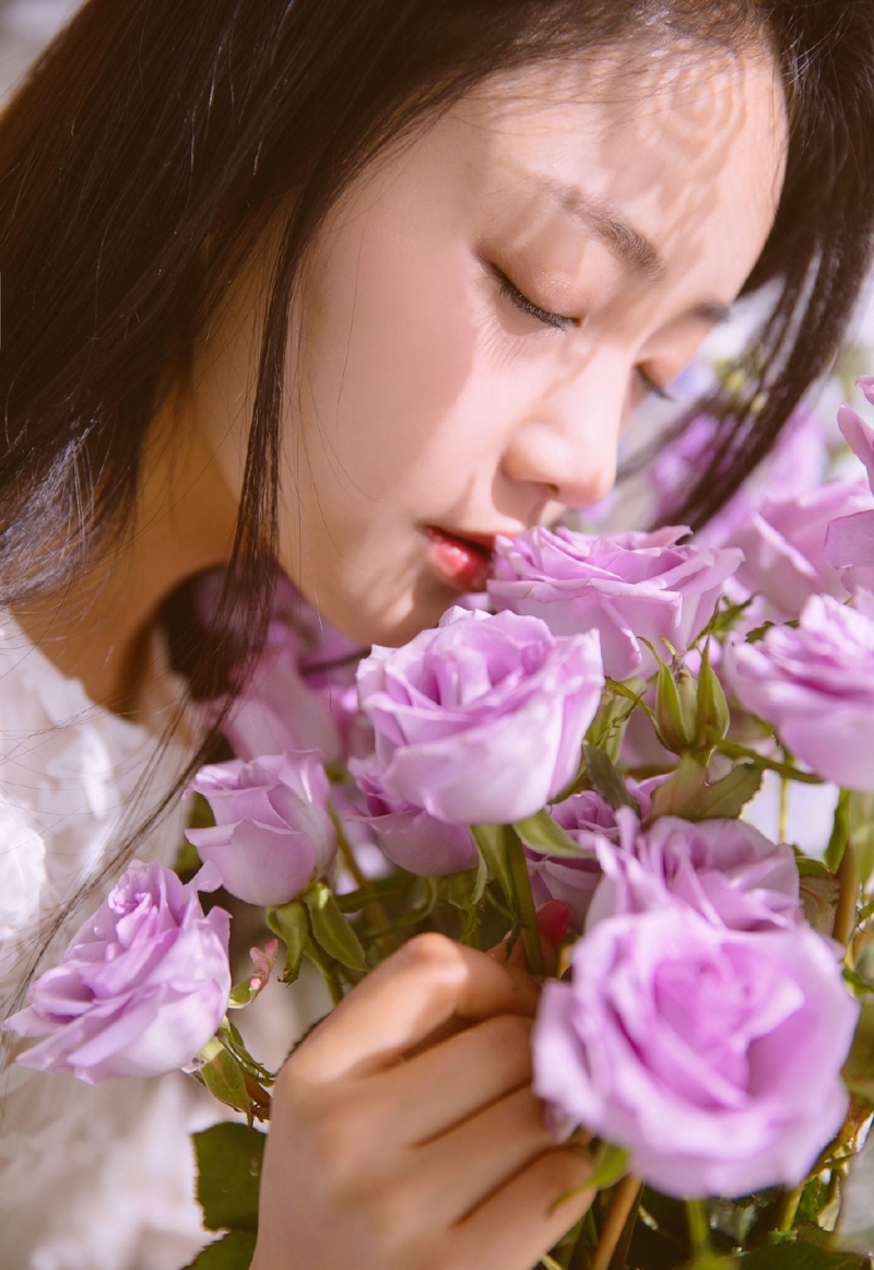 清纯美女长发披肩人比花娇图片