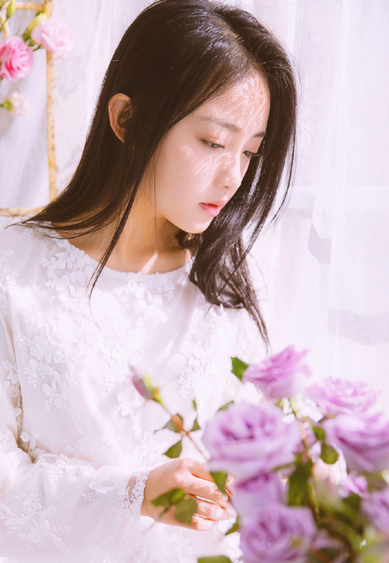 清纯美女长发披肩人比花娇图片