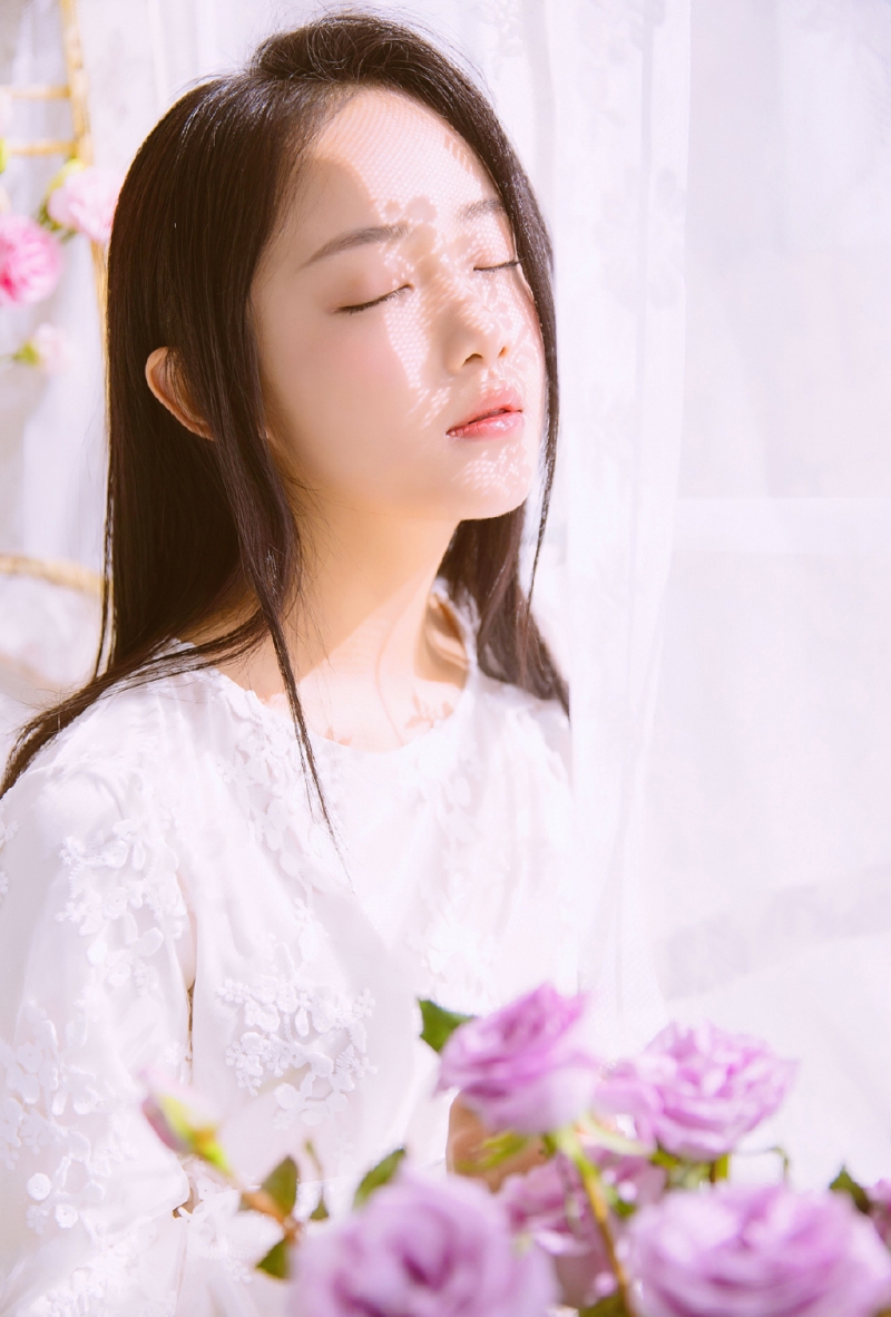 清纯美女长发披肩人比花娇图片