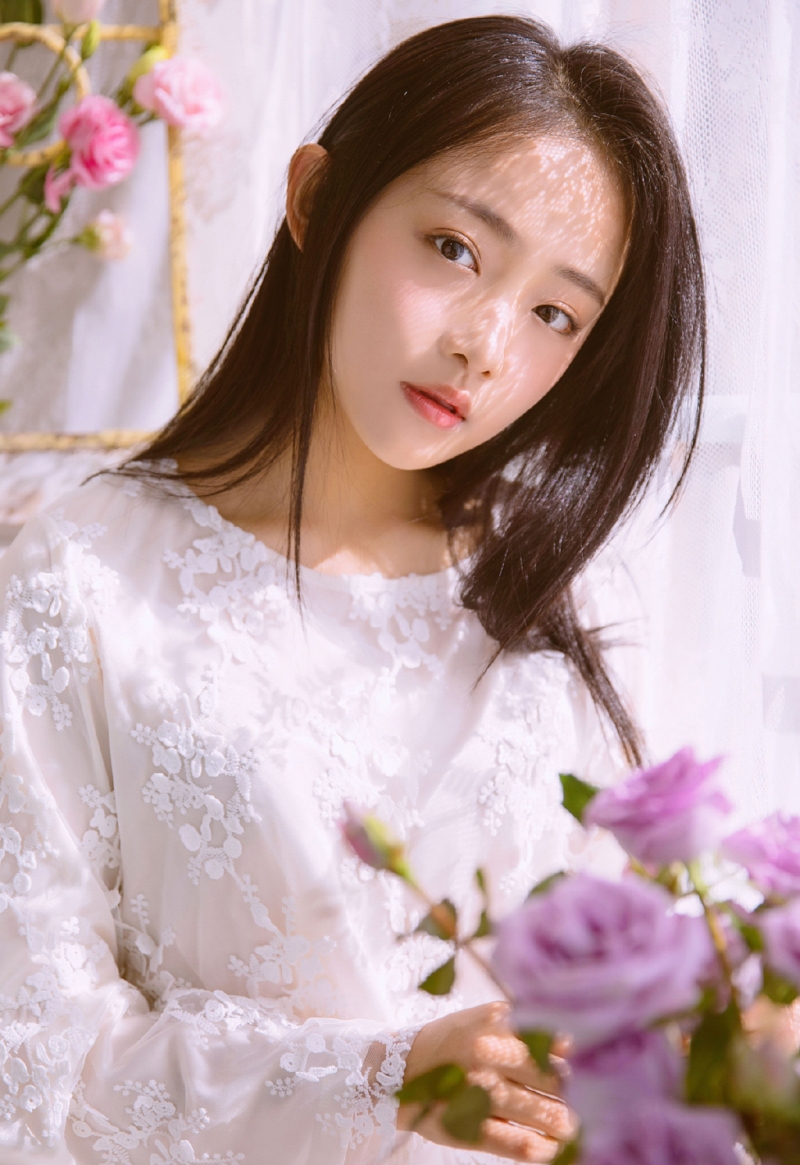 清纯美女长发披肩人比花娇图片