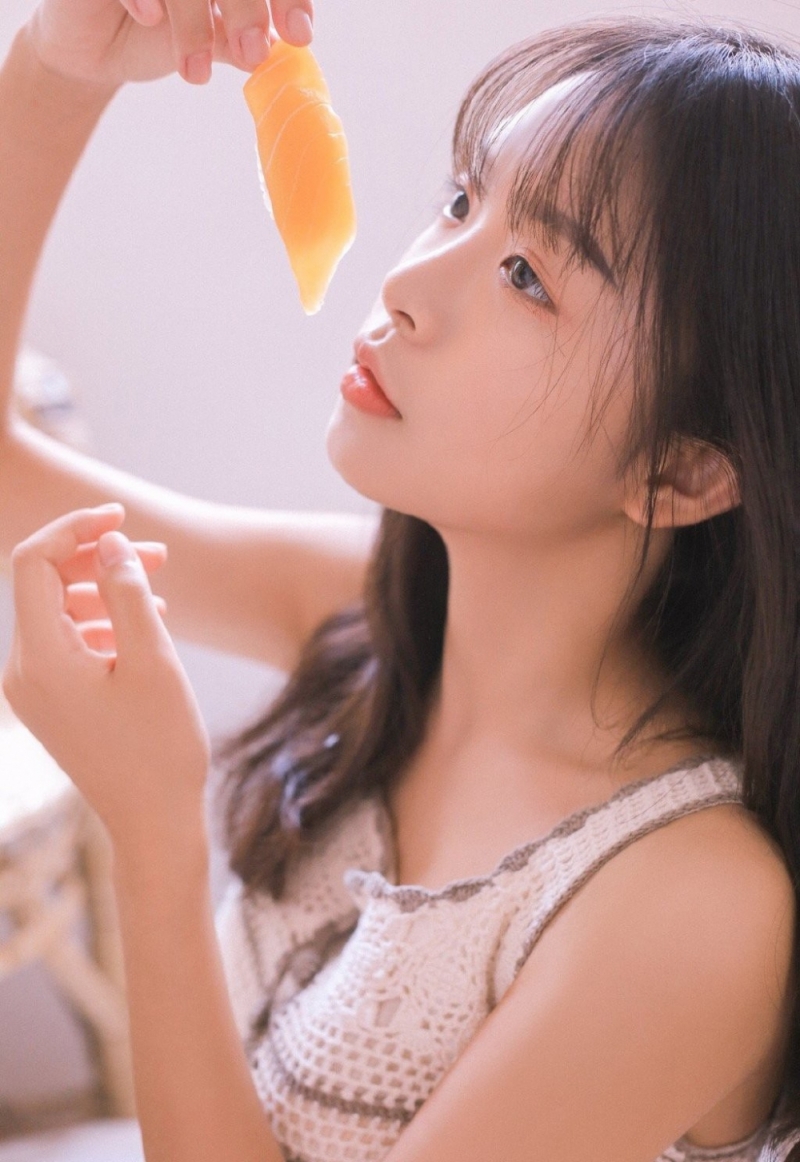 长发美女吊带白裙唯美动人写真