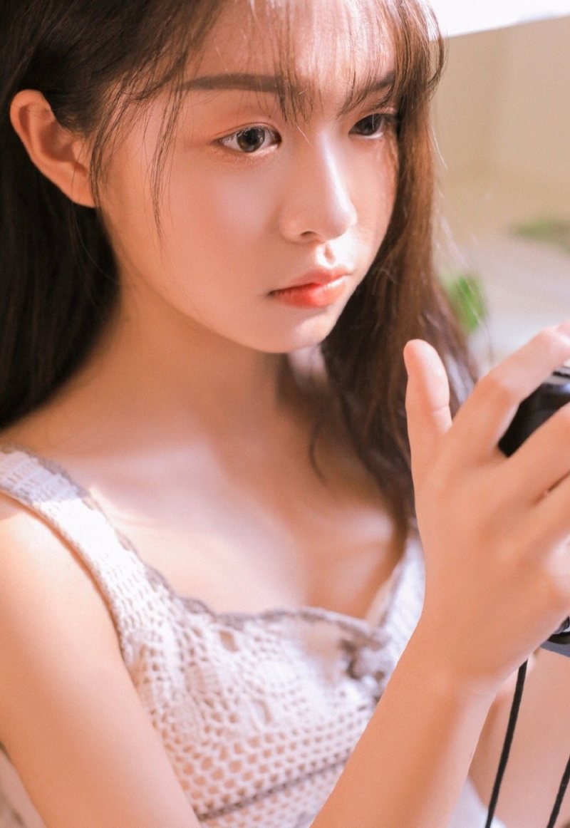 长发美女吊带白裙唯美动人写真