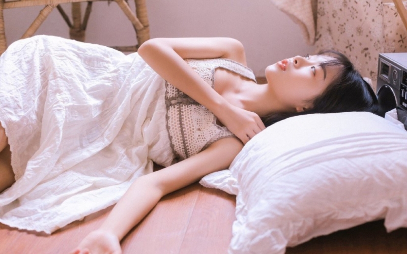 长发美女吊带白裙唯美动人写真