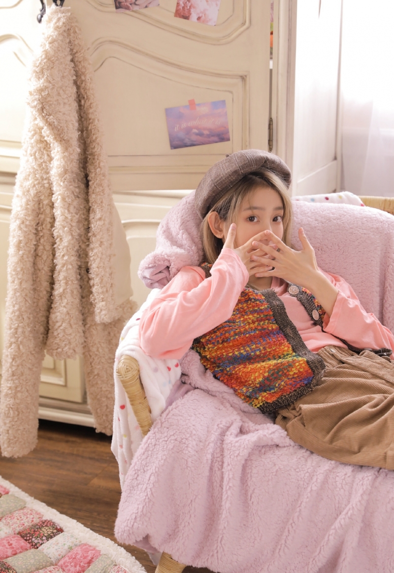 贝雷帽女孩白皙大长腿私房写真