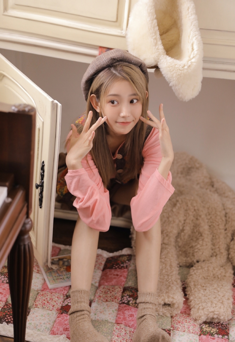 贝雷帽女孩白皙大长腿私房写真