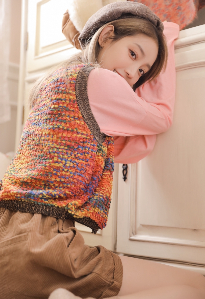 贝雷帽女孩白皙大长腿私房写真