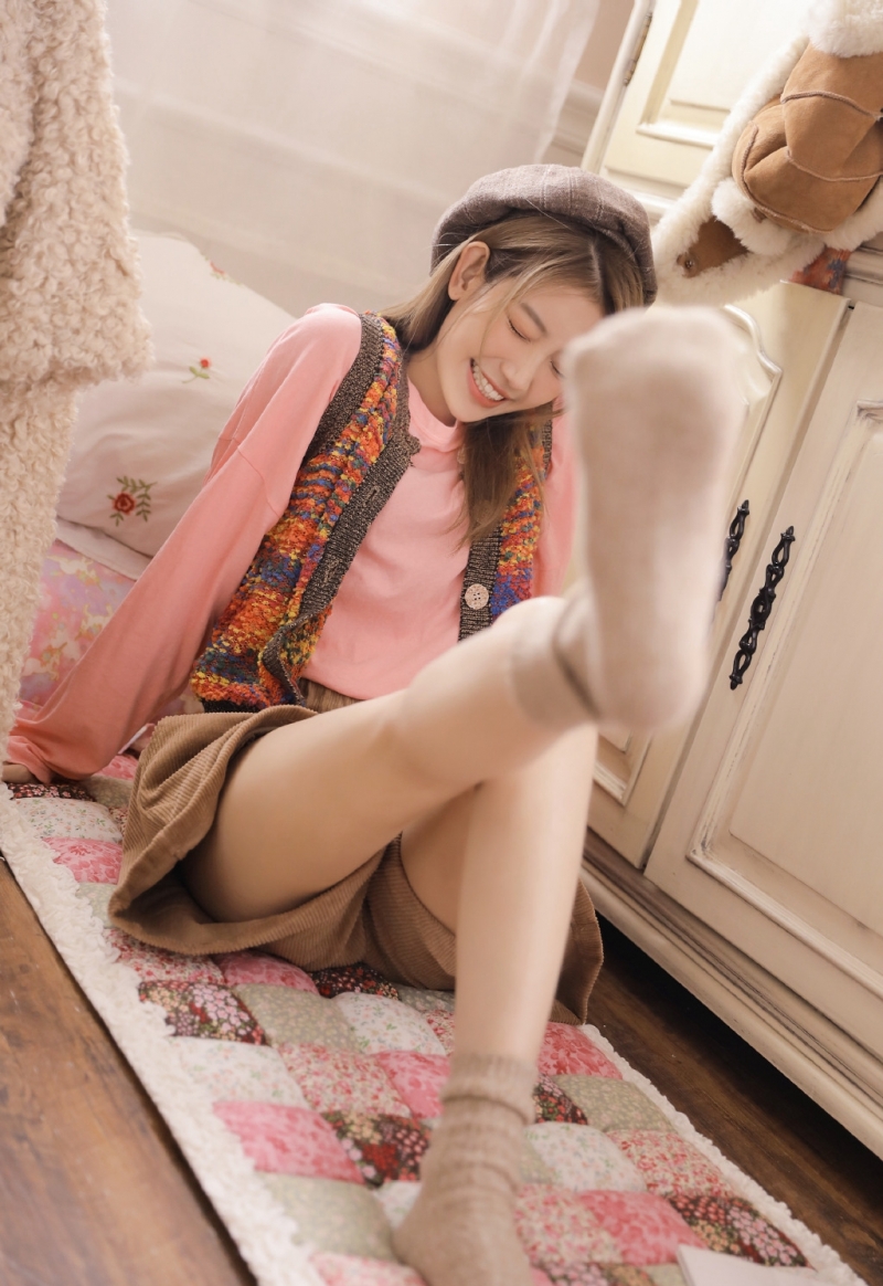 贝雷帽女孩白皙大长腿私房写真