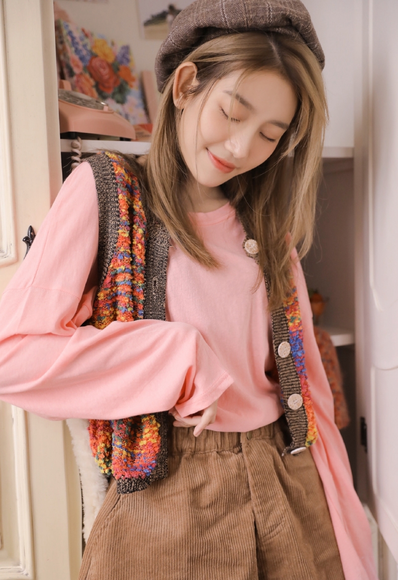 贝雷帽女孩白皙大长腿私房写真