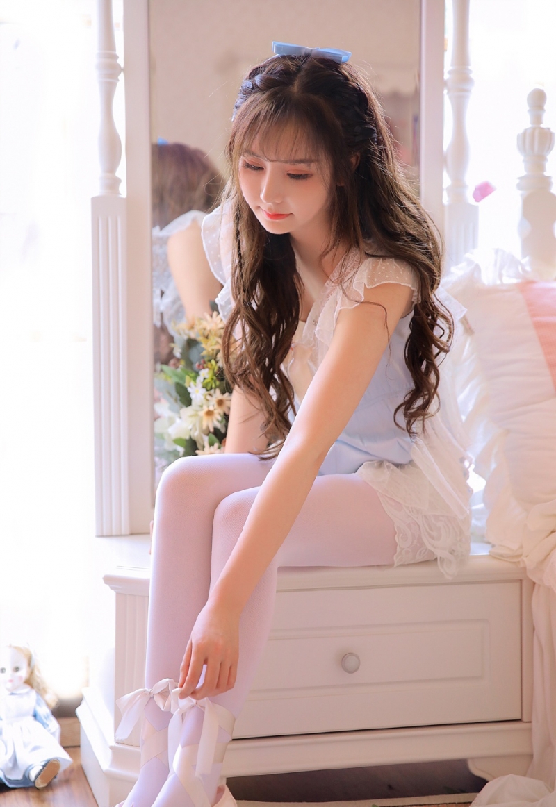 瓜子脸美少女白皙美腿精选图片