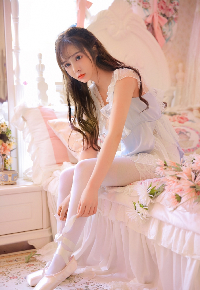 瓜子脸美少女白皙美腿精选图片