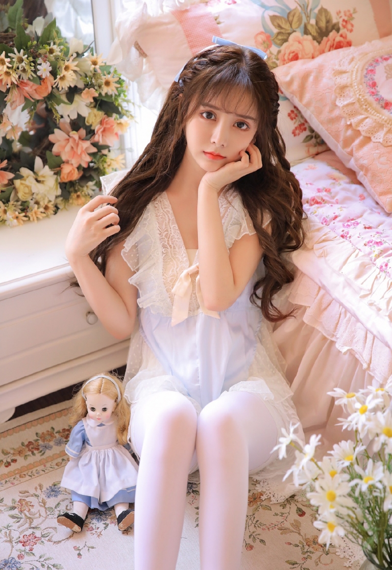 瓜子脸美少女白皙美腿精选图片