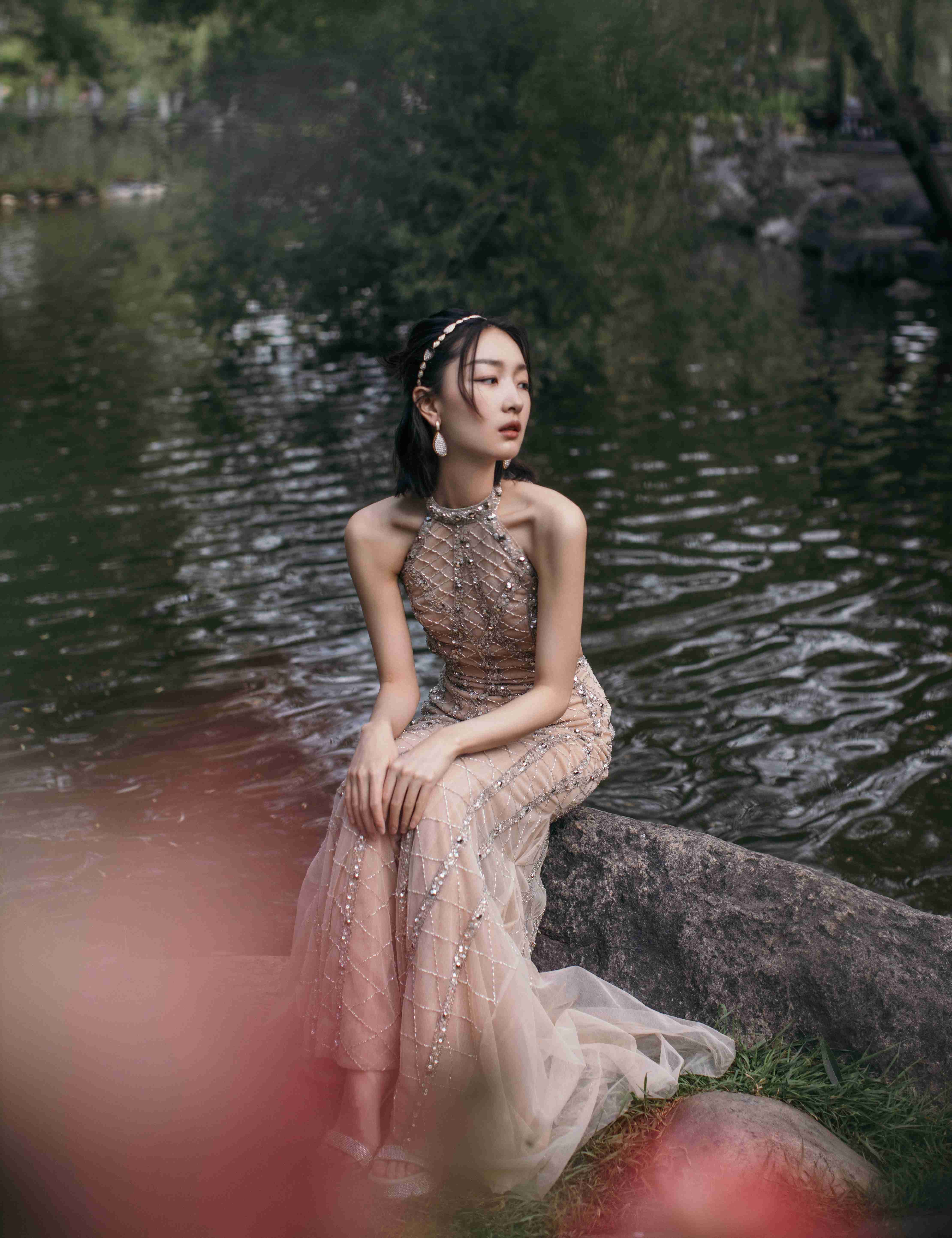 周冬雨裸色露背礼服高清造型图出炉