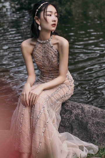 周冬雨裸色露背礼服高清造型图出炉
