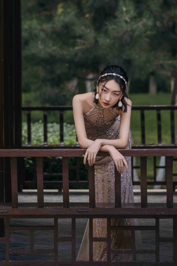 周冬雨裸色露背礼服高清造型图出炉