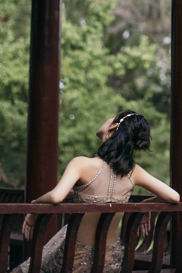 周冬雨裸色露背礼服高清造型图出炉