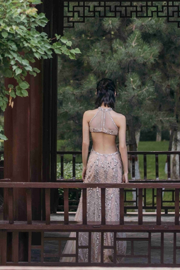 周冬雨裸色露背礼服高清造型图出炉