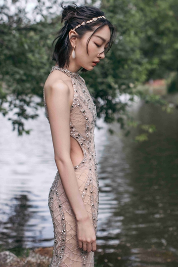 周冬雨裸色露背礼服高清造型图出炉