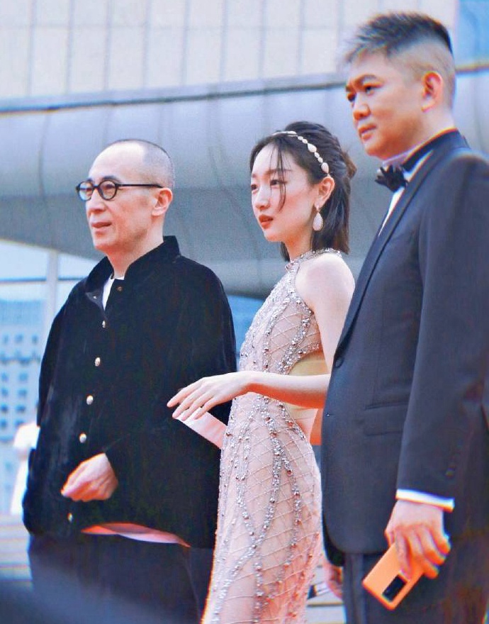 周冬雨裸色露背礼服高清造型图出炉