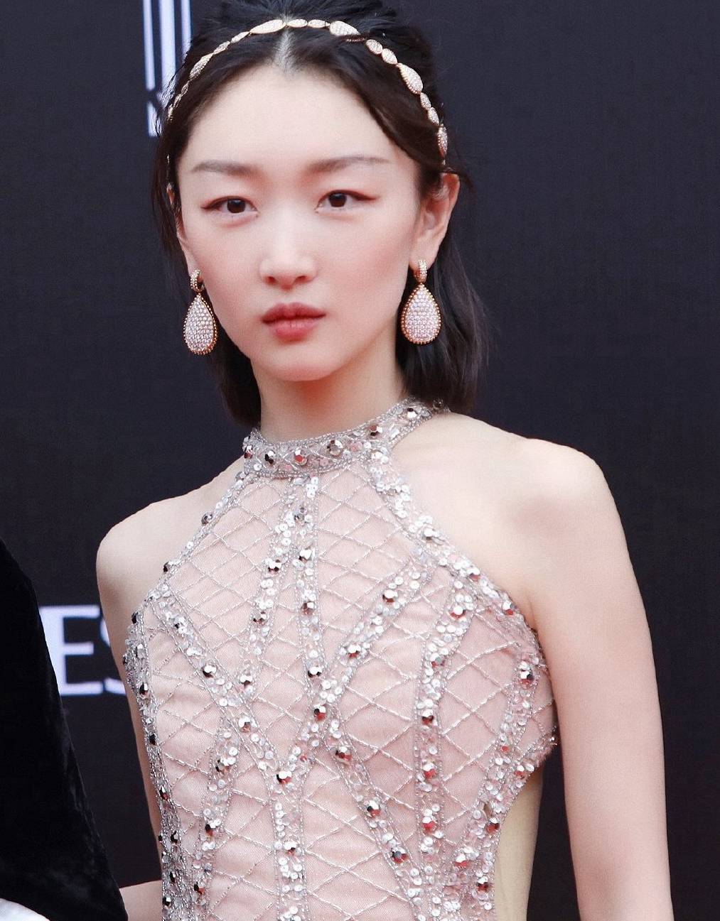 周冬雨裸色露背礼服高清造型图出炉