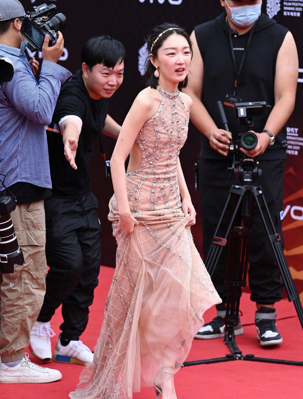 周冬雨裸色露背礼服高清造型图出炉