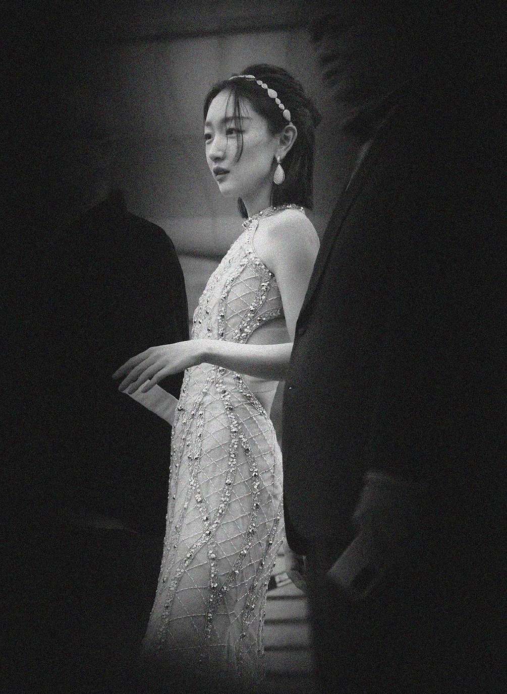 周冬雨裸色露背礼服高清造型图出炉