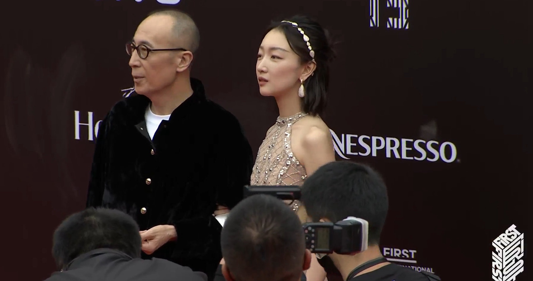 周冬雨裸色露背礼服高清造型图出炉