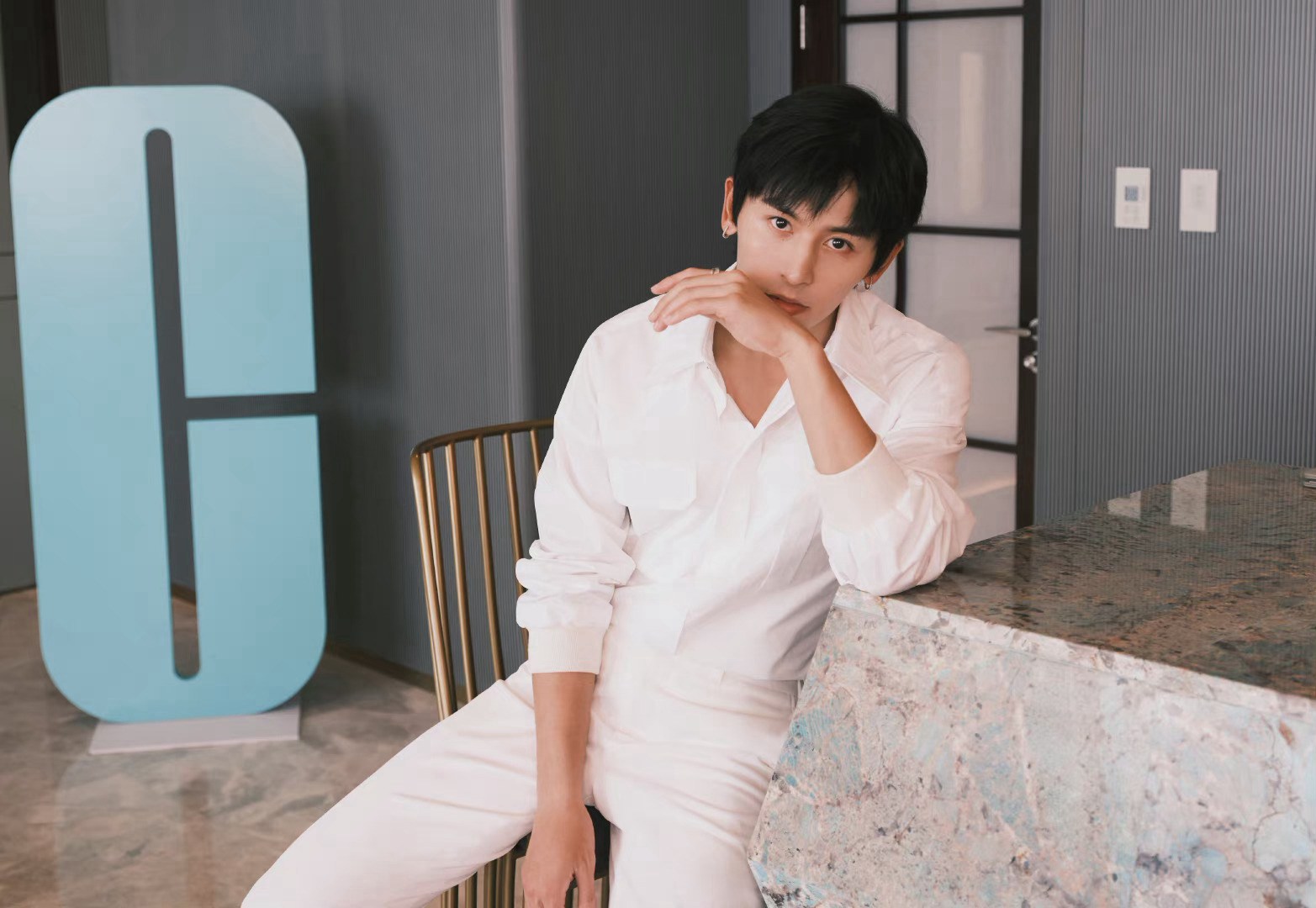 张哲瀚《博客天下》8月刊封面大片新鲜出炉