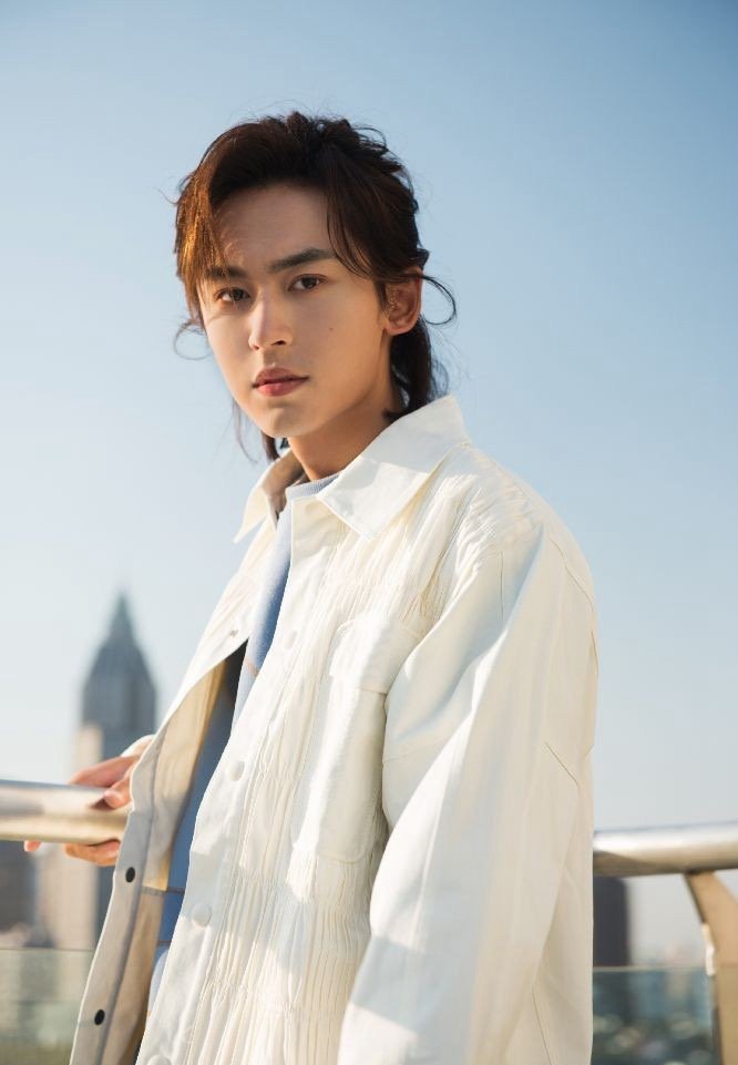 张哲瀚《博客天下》8月刊封面大片新鲜出炉