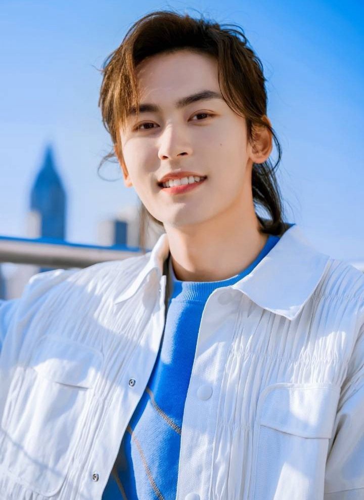 张哲瀚《博客天下》8月刊封面大片新鲜出炉