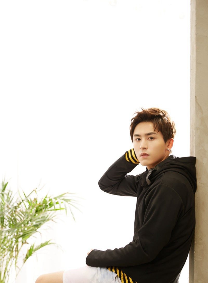 张哲瀚《博客天下》8月刊封面大片新鲜出炉