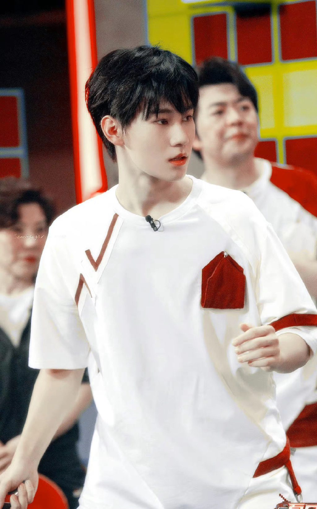 张真源刺绣外套半肩造型帅气又可爱图片