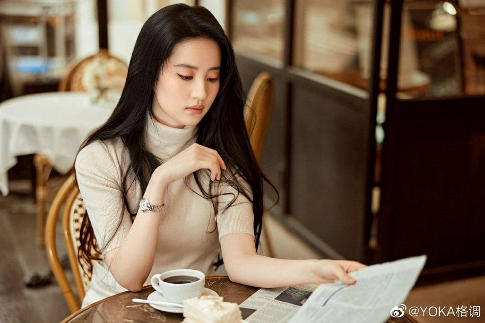 刘亦菲长发披肩知性优雅写真美照