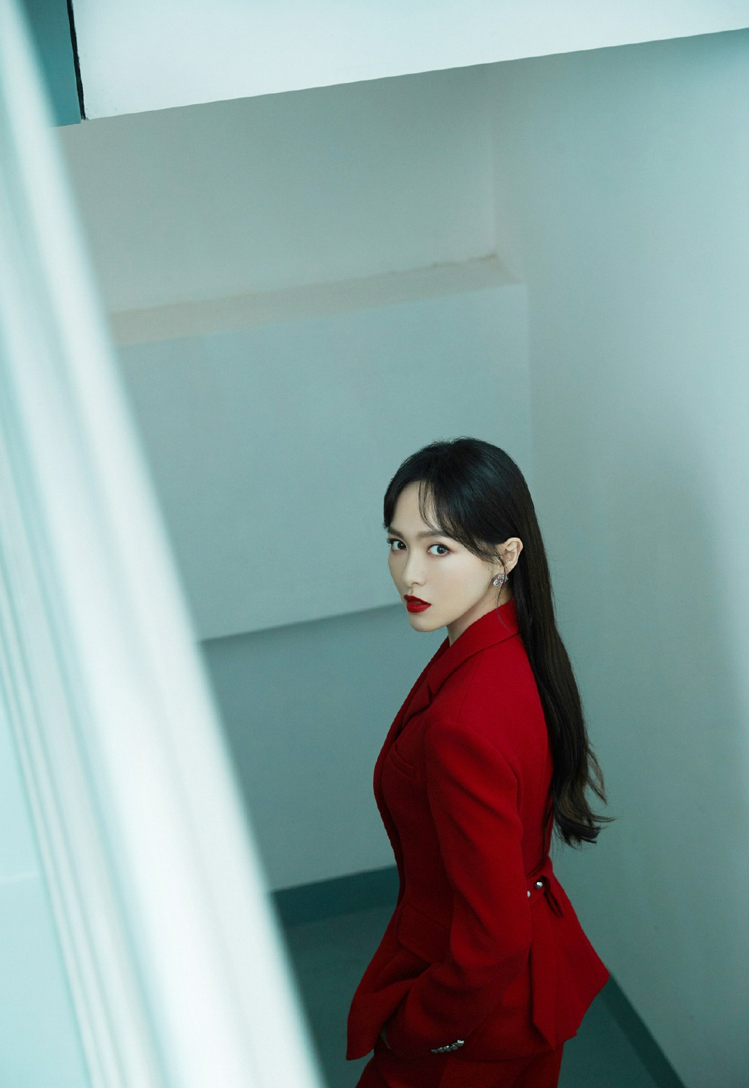 唐嫣红色西服套装美艳动人写真