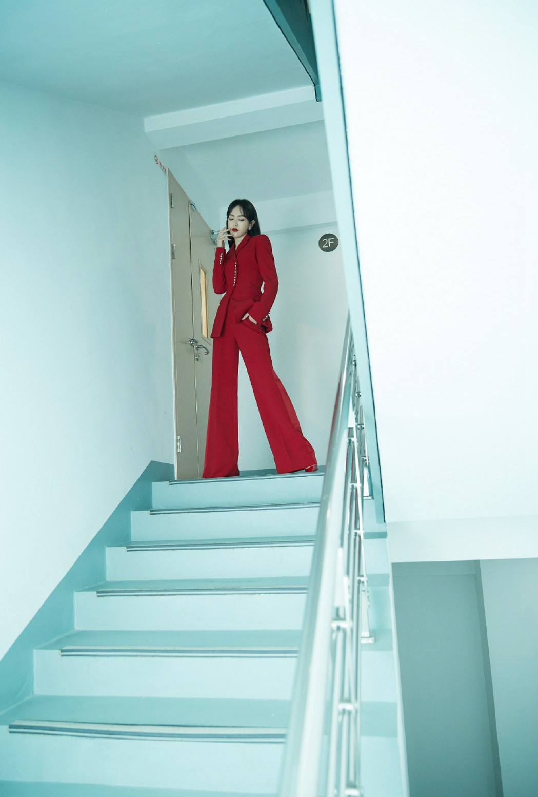 唐嫣红色西服套装美艳动人写真