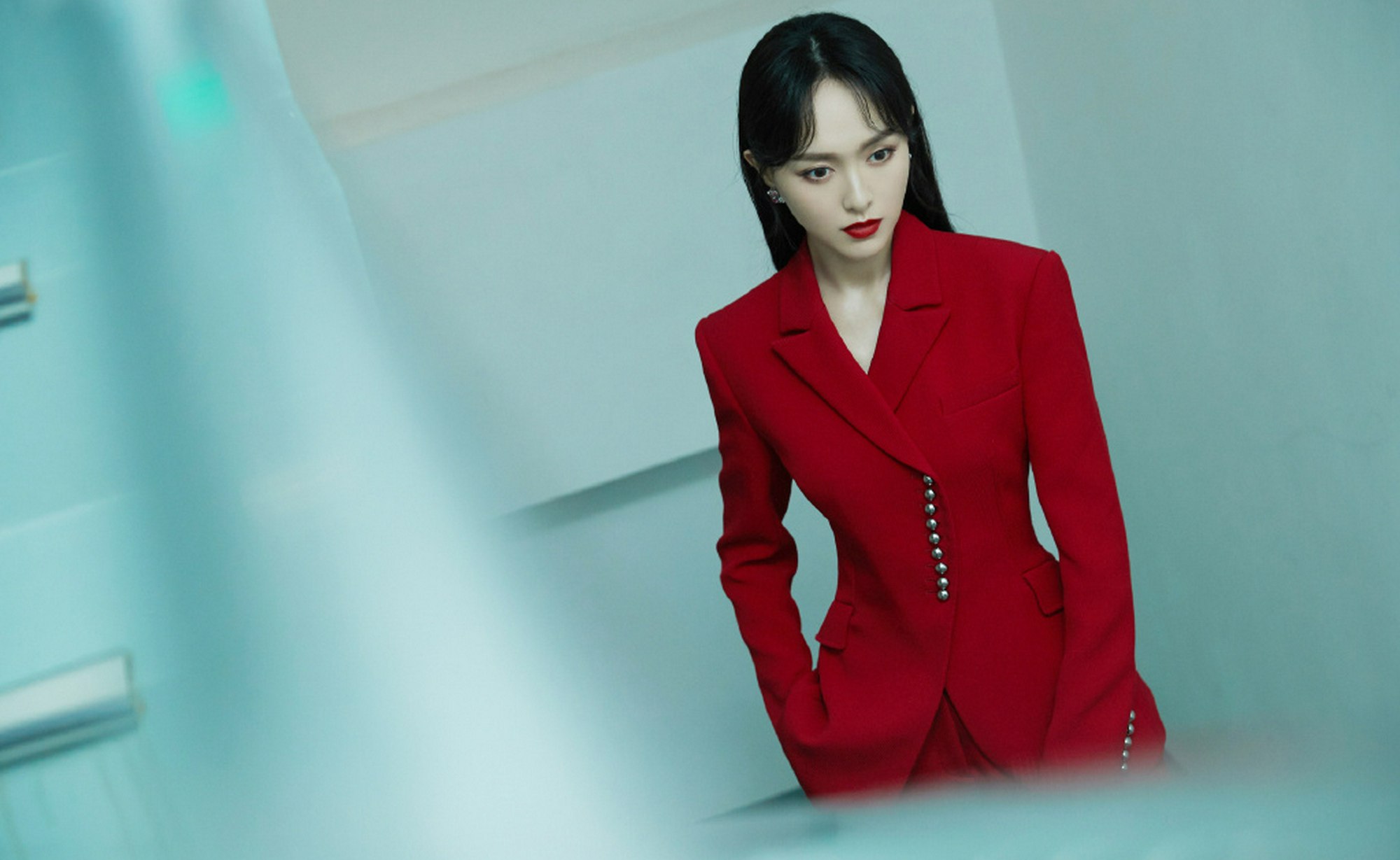 唐嫣红色西服套装美艳动人写真