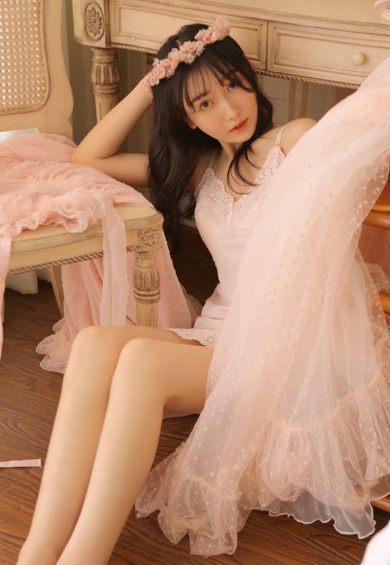 花环美女吊带纱裙唯美动人图片