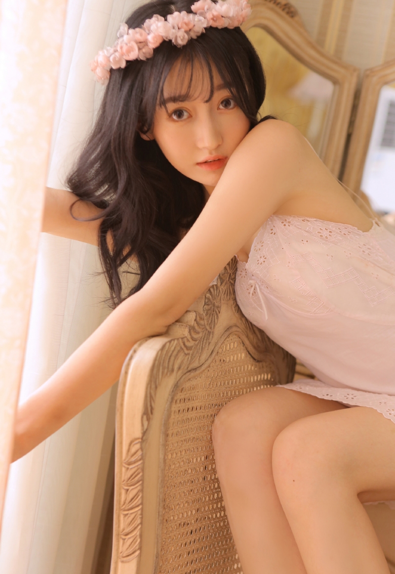 花环美女吊带纱裙唯美动人图片
