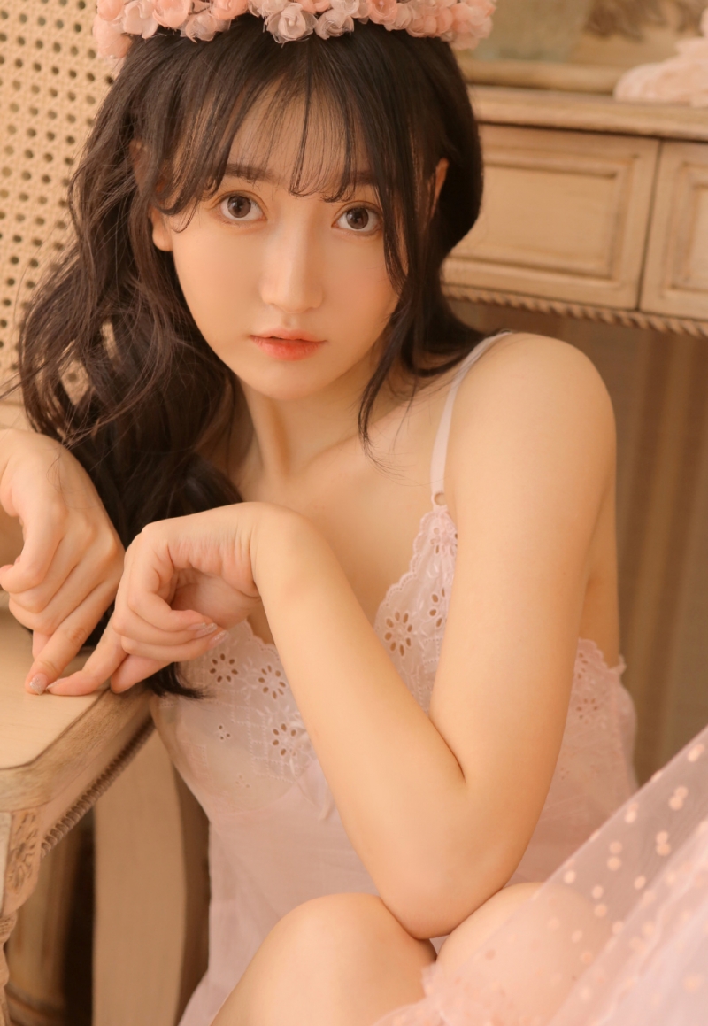 花环美女吊带纱裙唯美动人图片