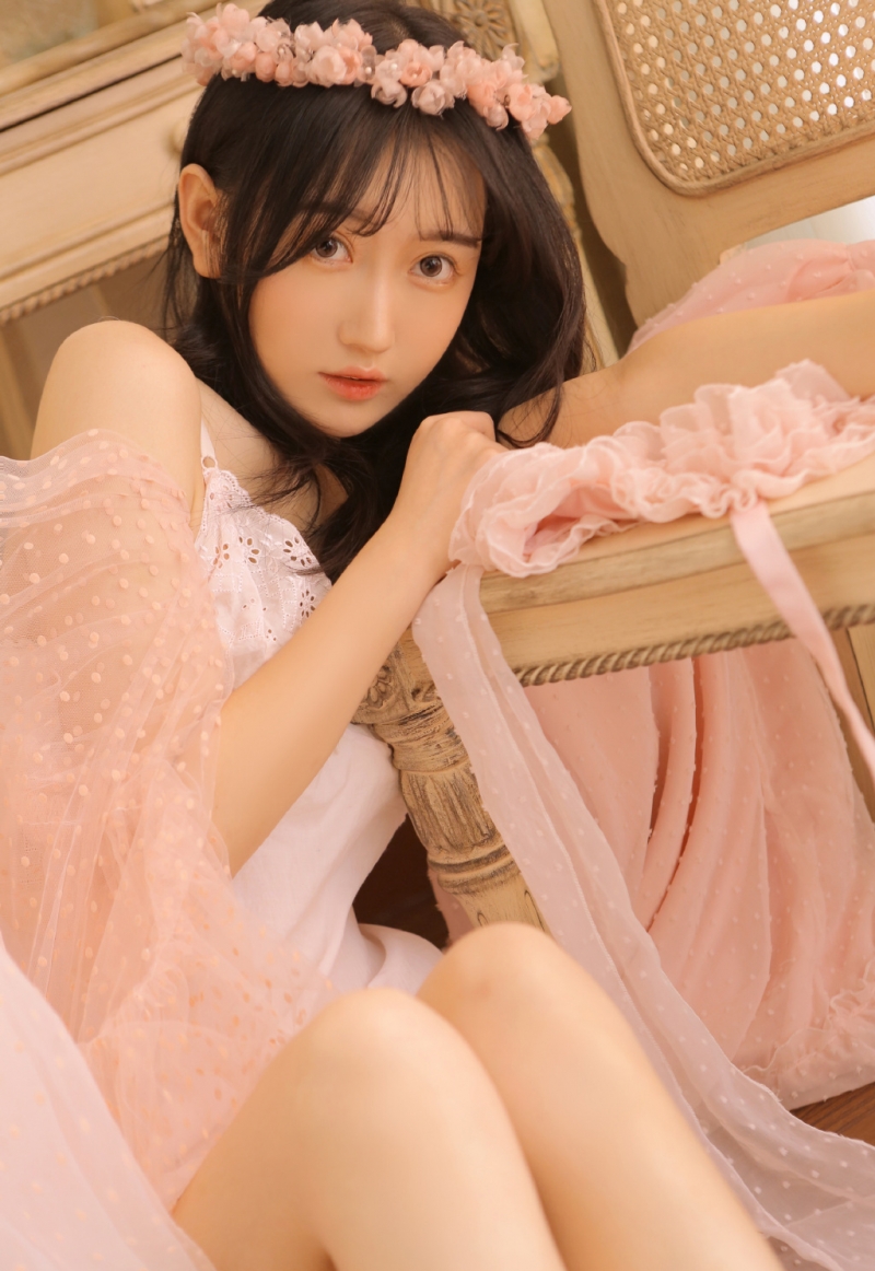 花环美女吊带纱裙唯美动人图片