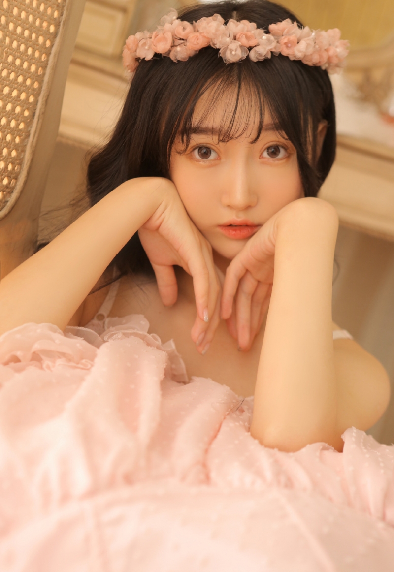 花环美女吊带纱裙唯美动人图片