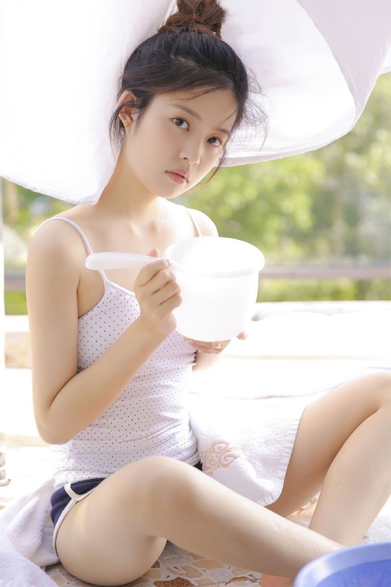 丸子头小姐姐吊带短裤精选图片