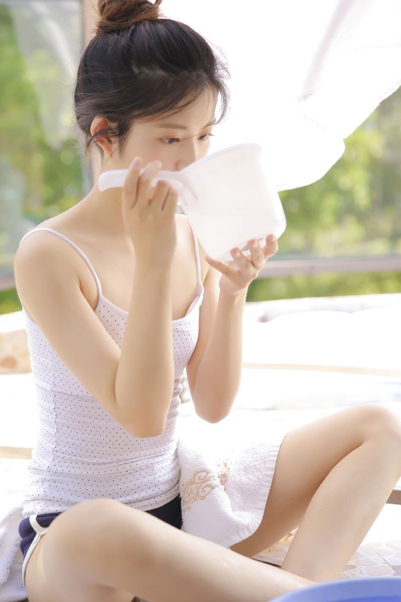 丸子头小姐姐吊带短裤精选图片