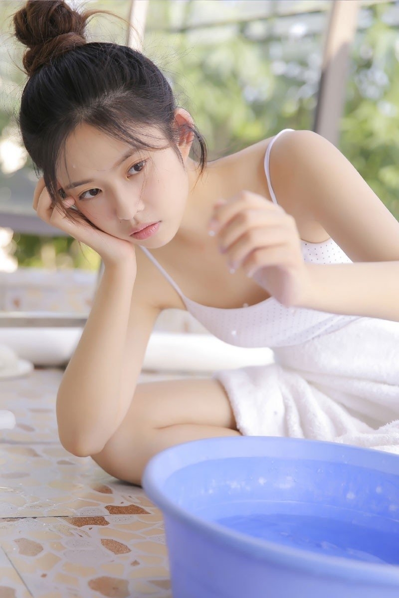 丸子头小姐姐吊带短裤精选图片