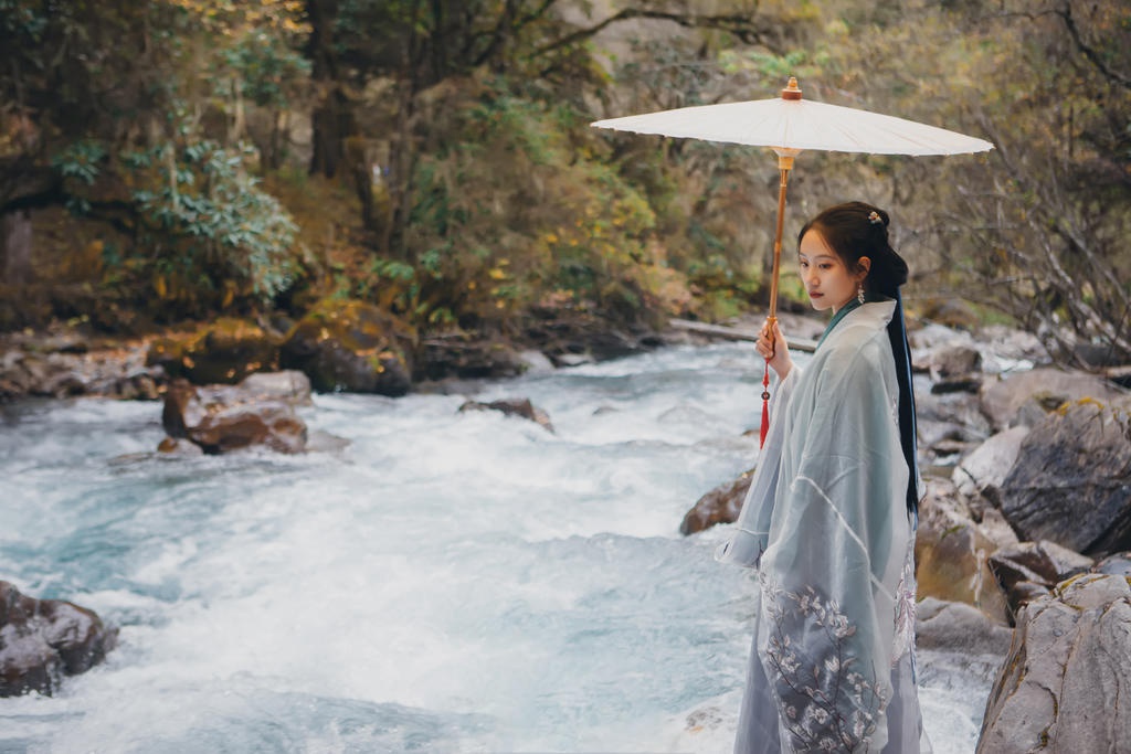 小溪边的古装美女清逸脱俗图片