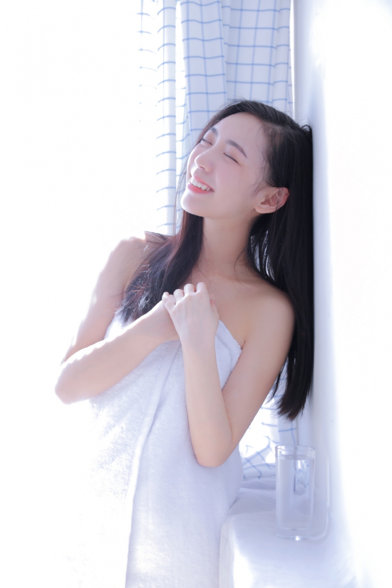 浴巾美女香肩美腿性感撩人私拍