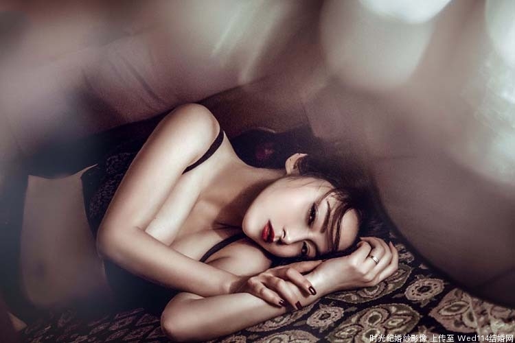 床上美女性感内衣火辣身材美图