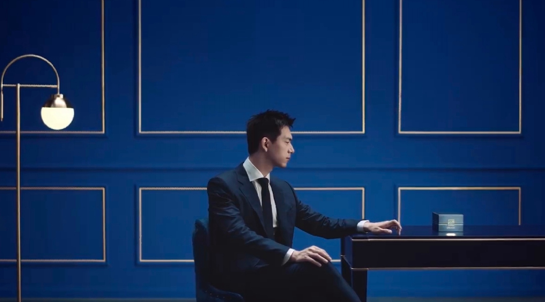 李现雅诗兰黛代言最新广告大片蓝色西装照